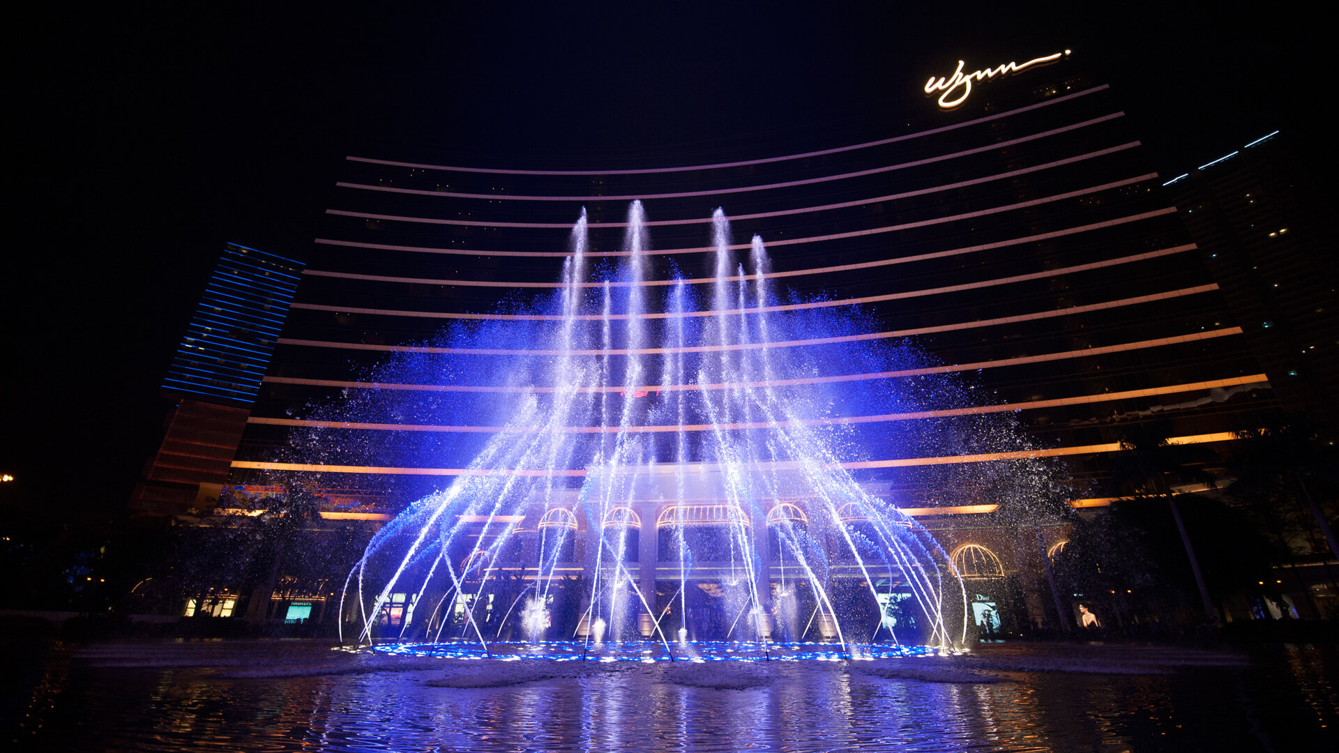 Performance Lake at Wynn Macau, photograph 2 of 13