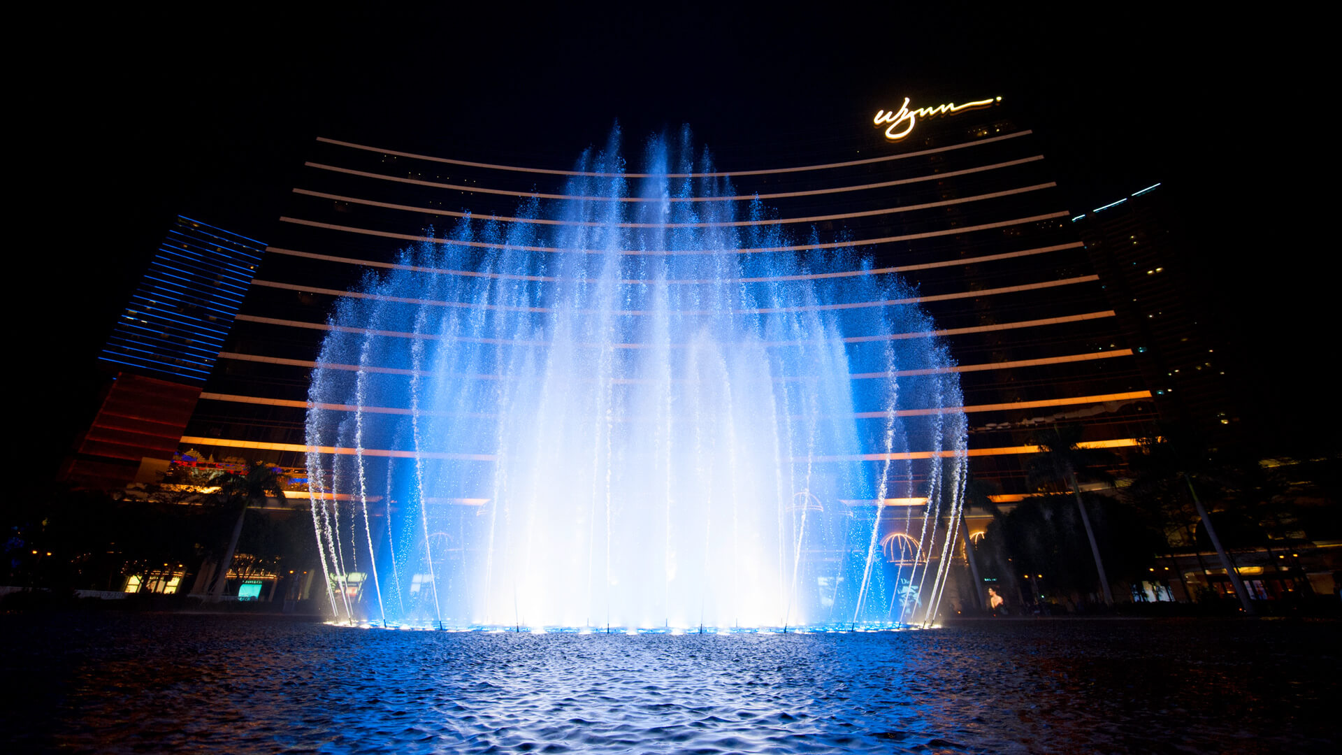 Performance Lake at Wynn Macau, photograph 3 of 13