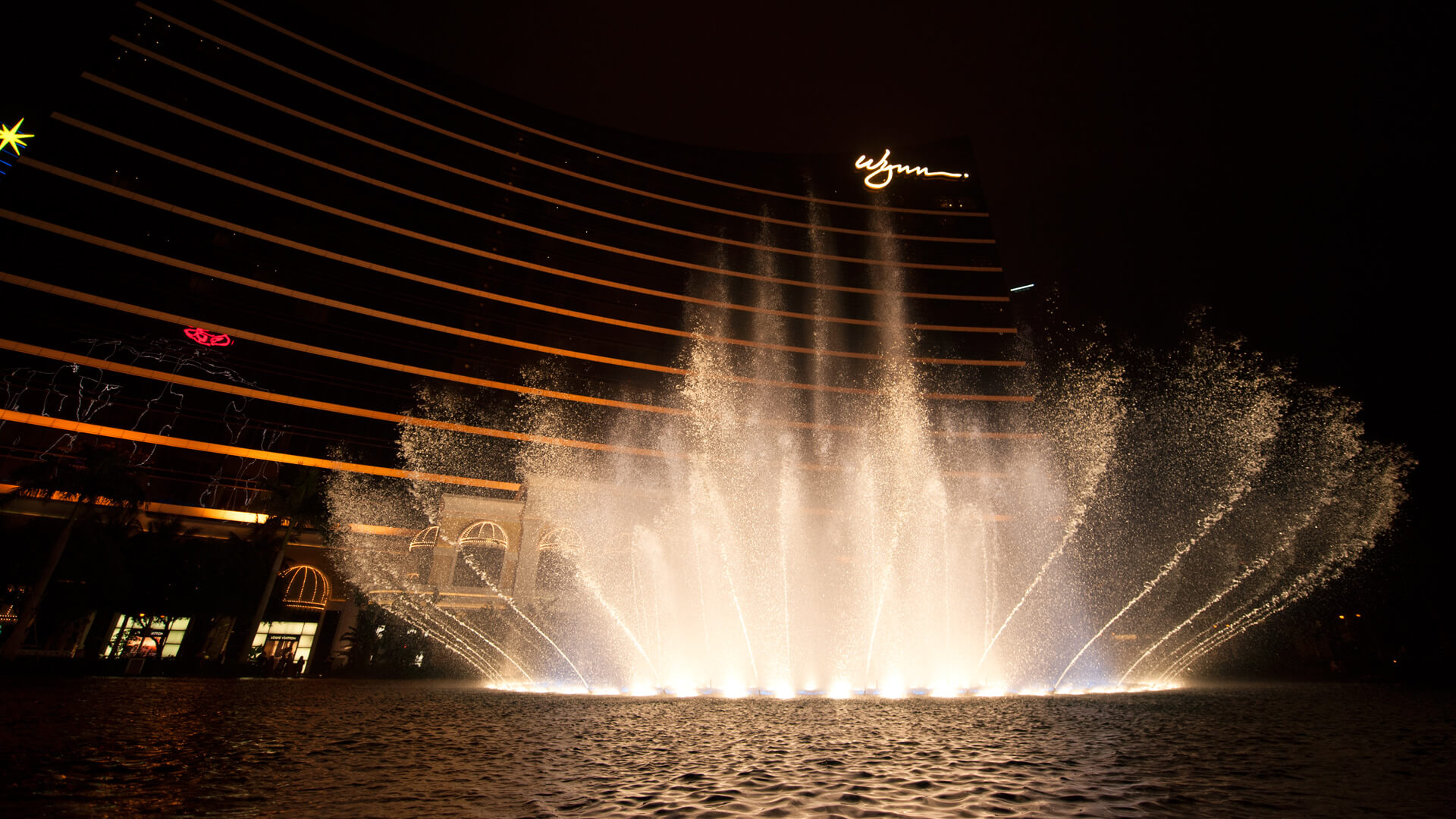 Performance Lake at Wynn Macau, photograph 4 of 13