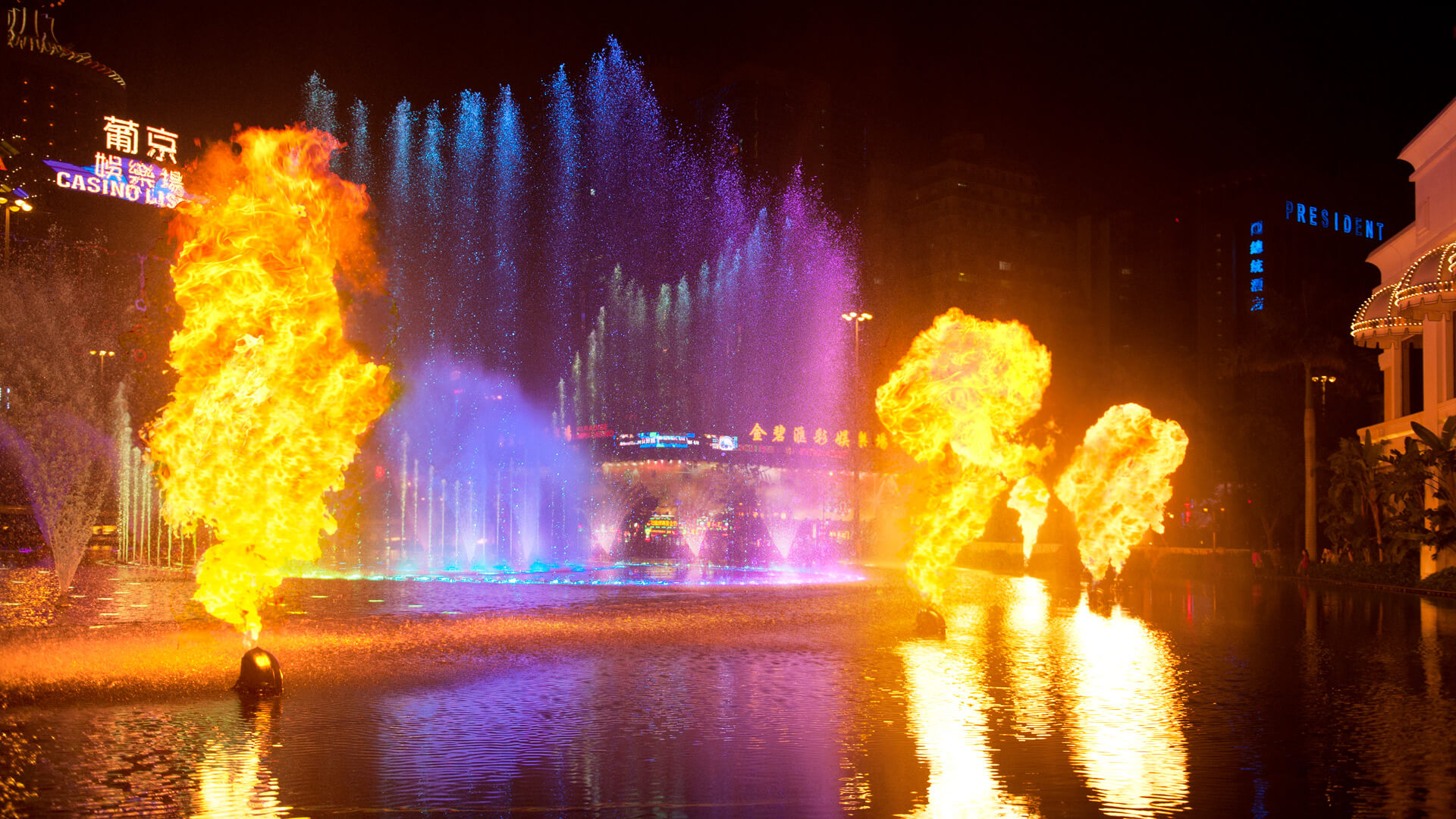 Performance Lake at Wynn Macau, photograph 8 of 13