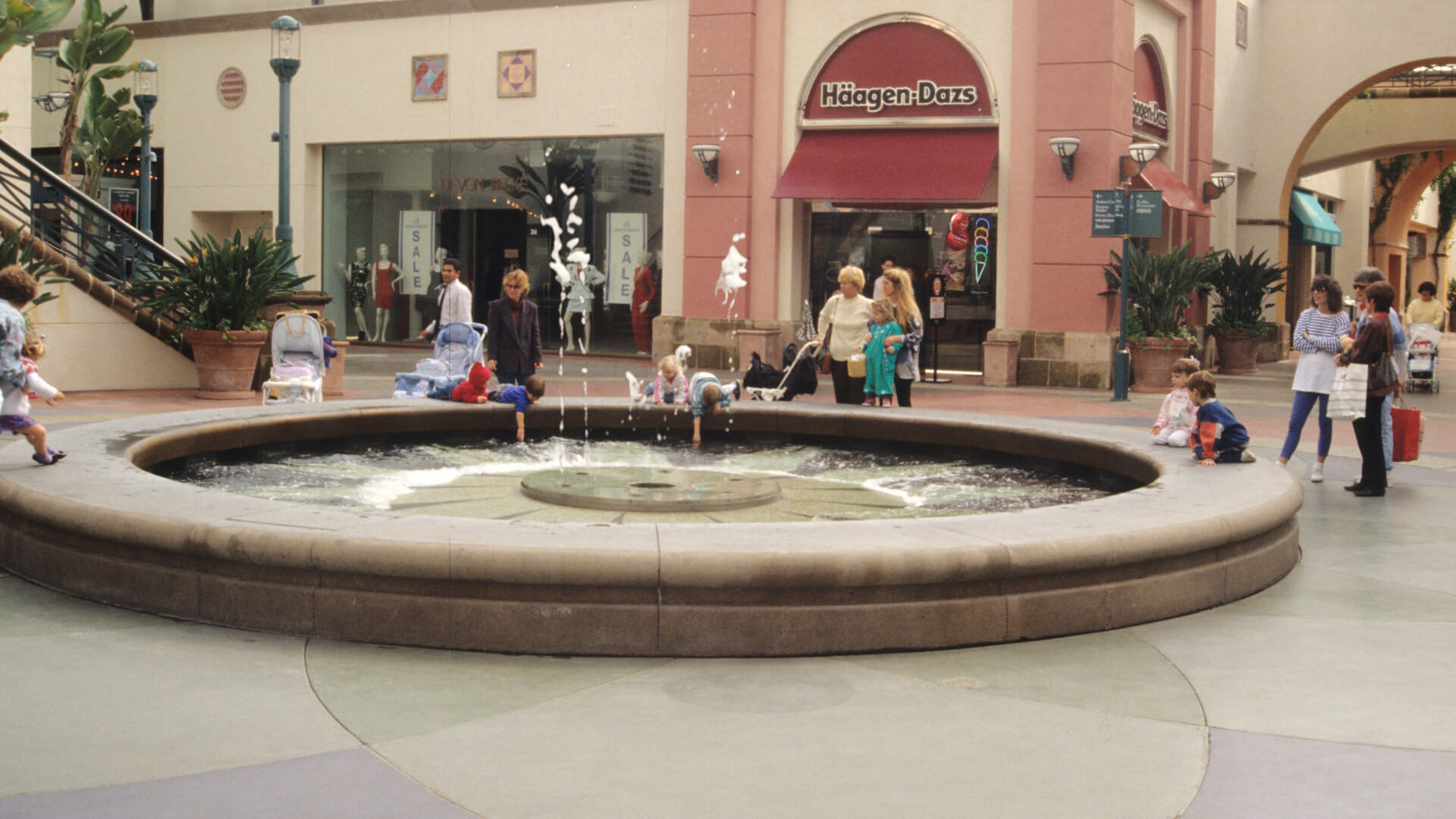 Fashion Island Shopping Center, photograph 2 of 7