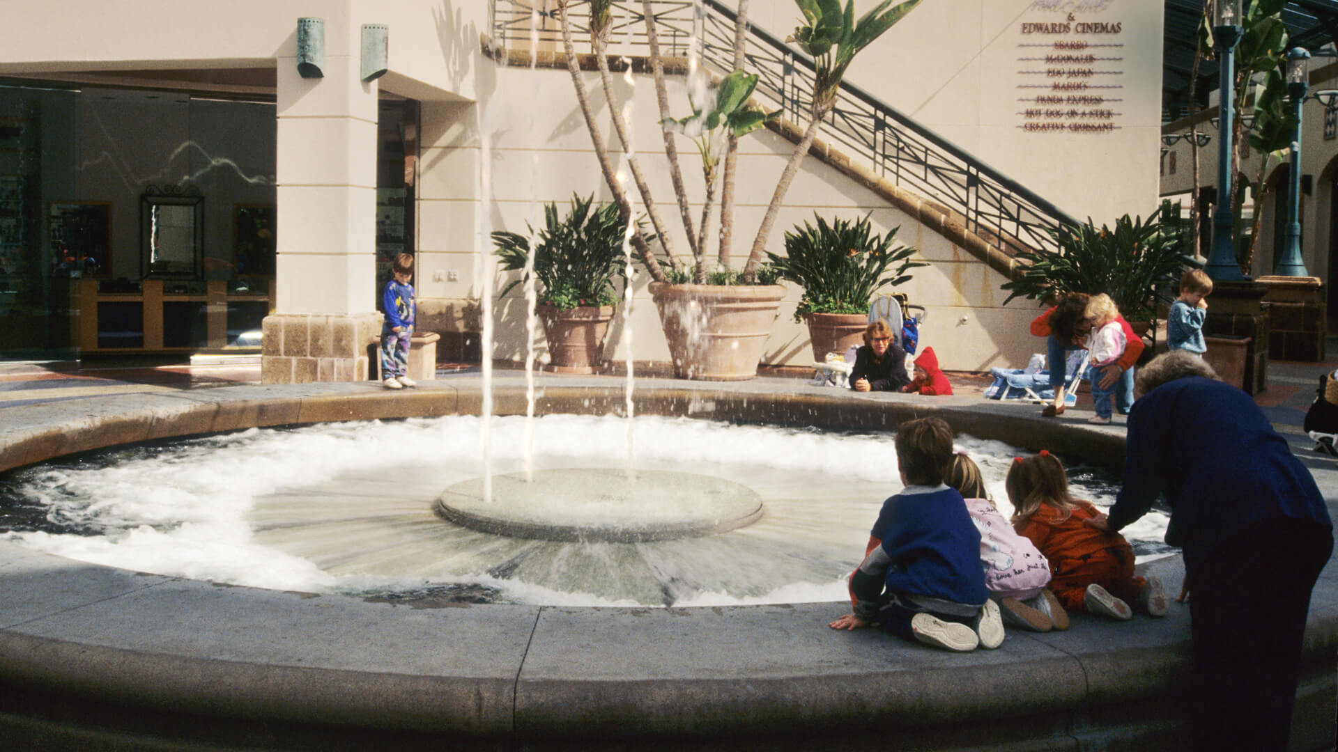 Fashion Island Shopping Center, photograph 3 of 7