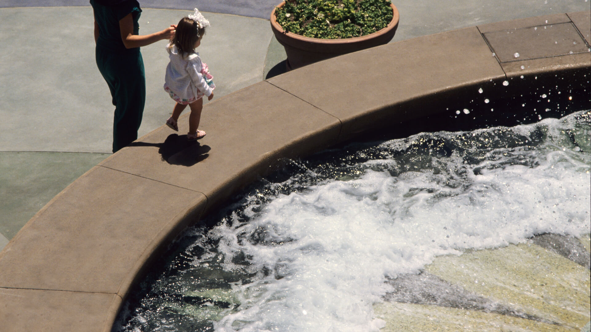 Fashion Island Shopping Center, photograph 6 of 7
