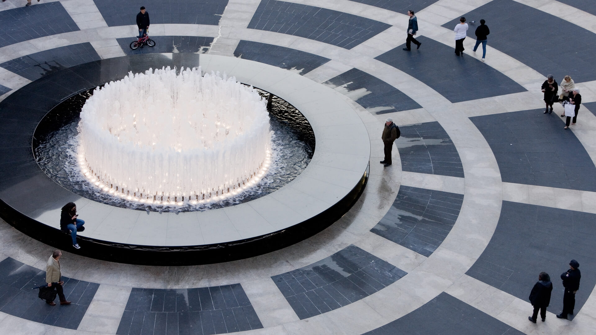 Revson Fountain at Lincoln Center, photograph 7 of 9
